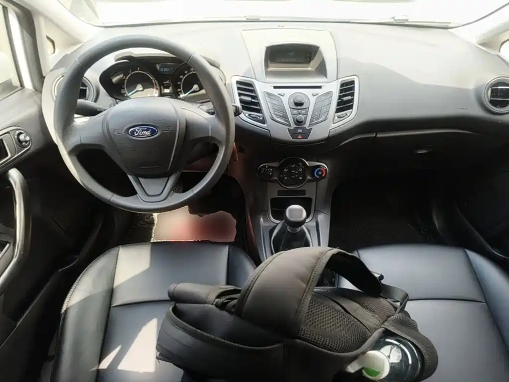 Ford Fiesta 2014 — фото 10