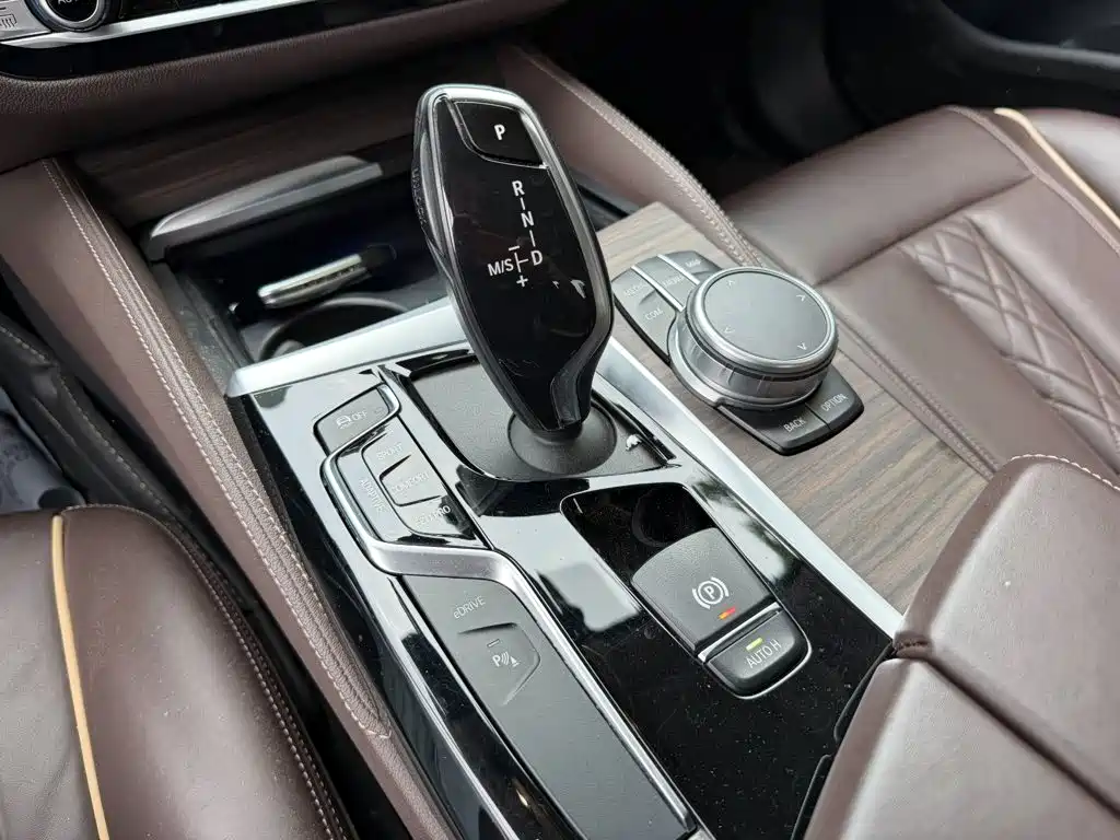 BMW 5 Series New Energy 2020 — фото 9