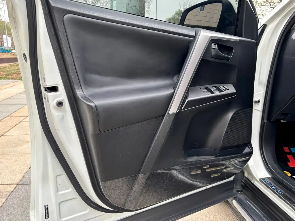 Toyota RAV4 2018 — фото 13