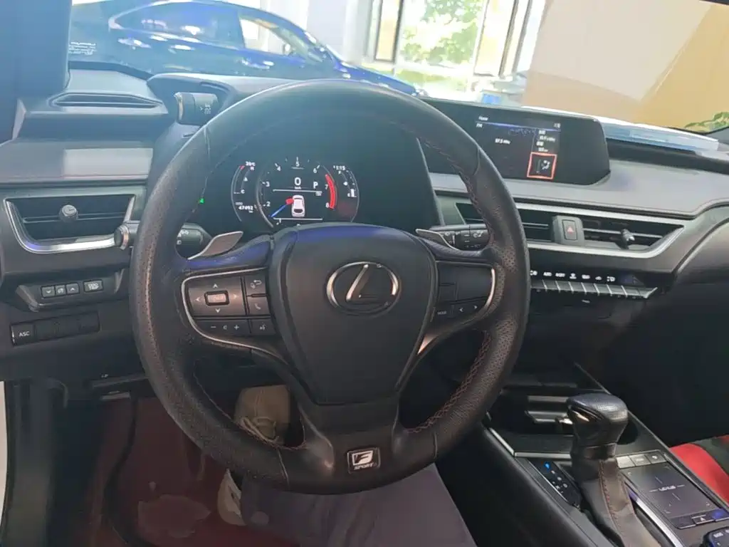 Lexus UX 2021 — фото 10
