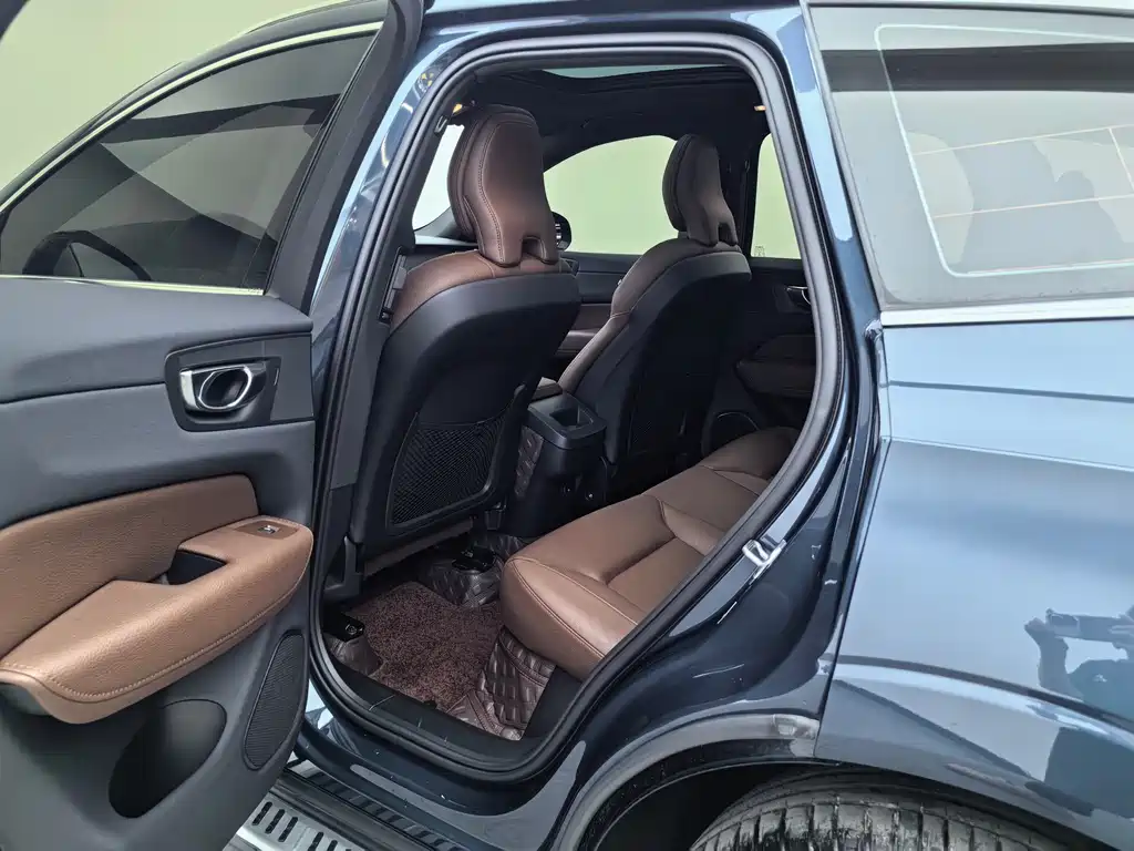 Volvo XC60 2022 — фото 14