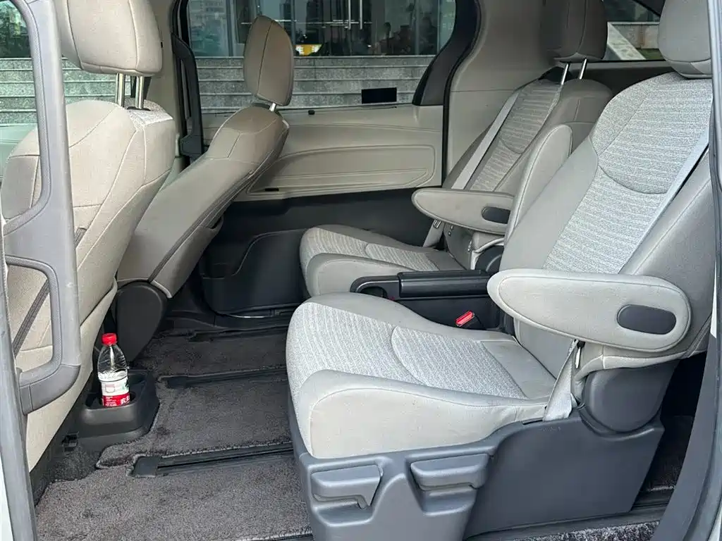 Toyota Sienna 2023 — фото 13