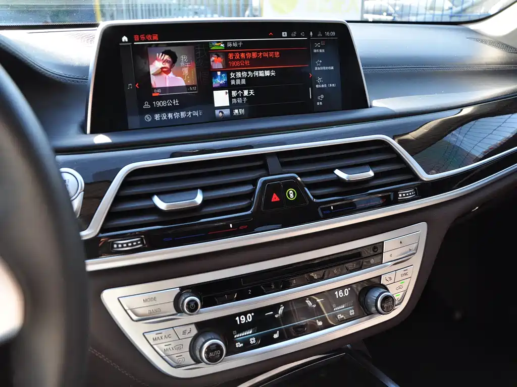BMW 7 Series 2019 — фото 10