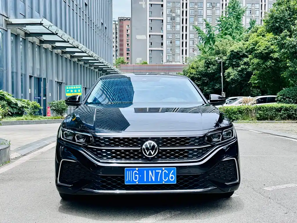 Volkswagen Passat 2023 — фото 1