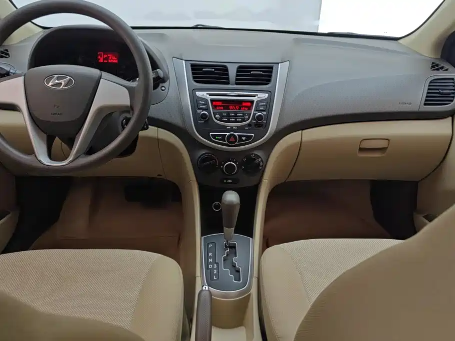 Hyundai Accent 2013 — фото 16