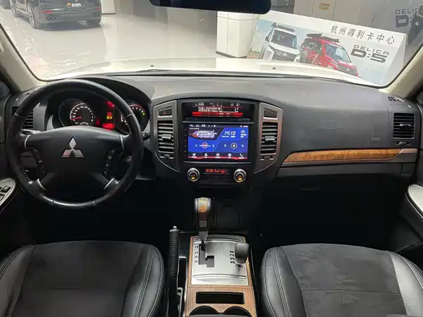 Mitsubishi Pajero 2018
