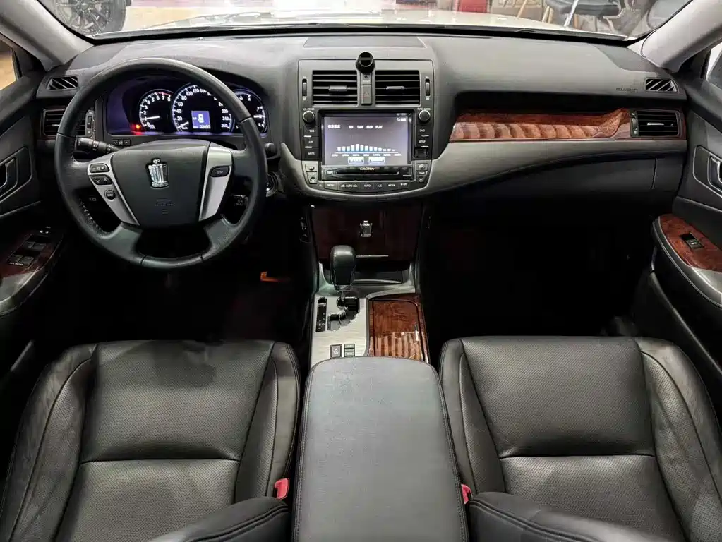 Toyota Crown 2015 — фото 4