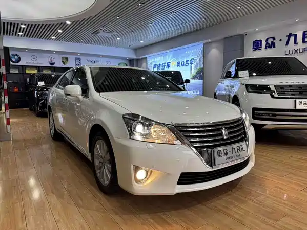 Toyota Crown 2012