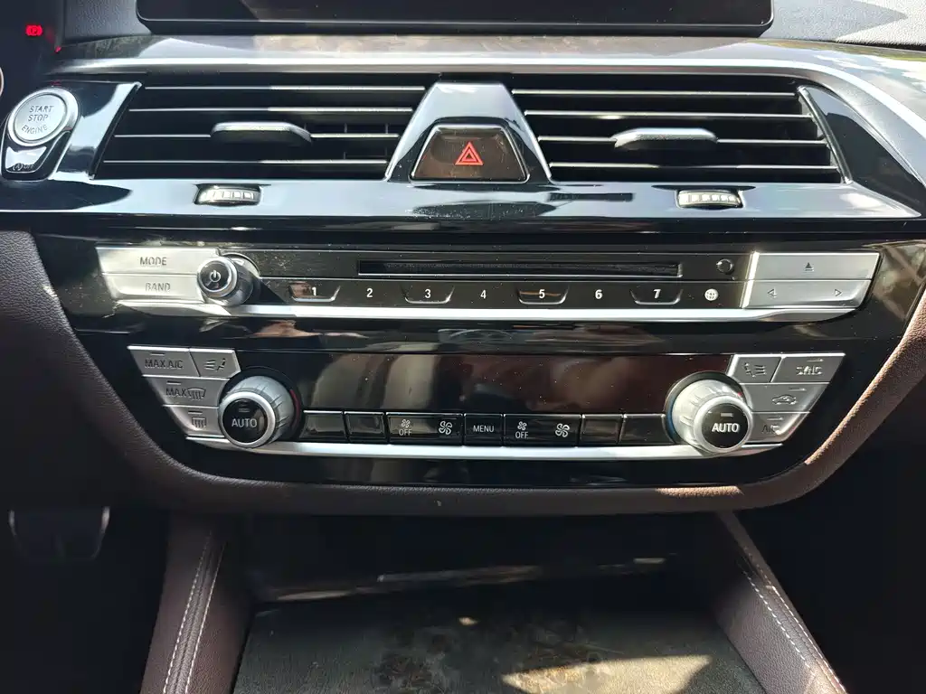 BMW 5 Series 2019 — фото 13