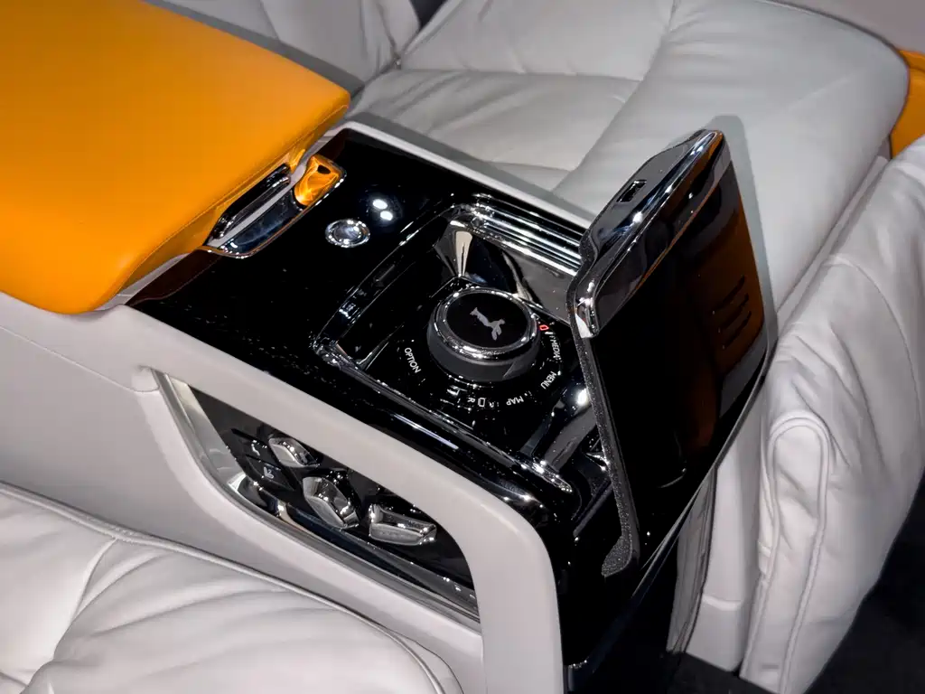 Rolls-Royce Phantom 2023 — фото 27