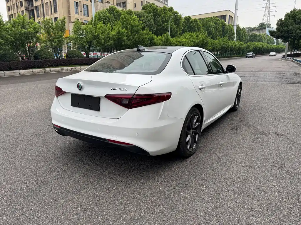Alfa Romeo Giulia 2017 — фото 9
