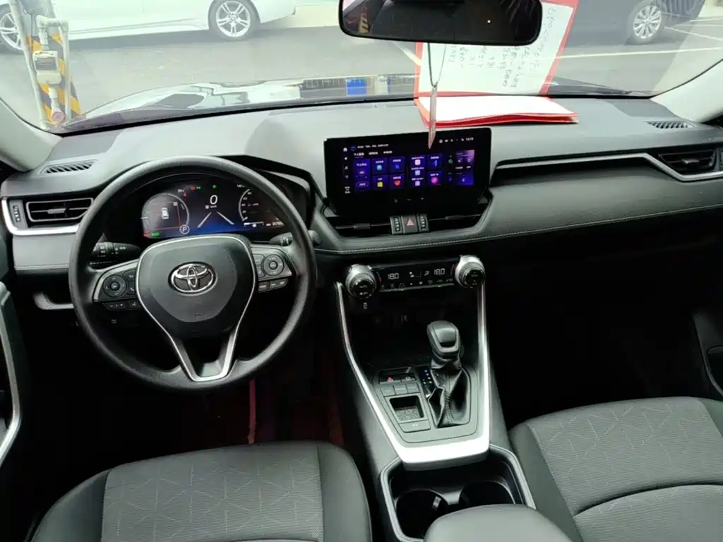Toyota RAV4 2023 — фото 10
