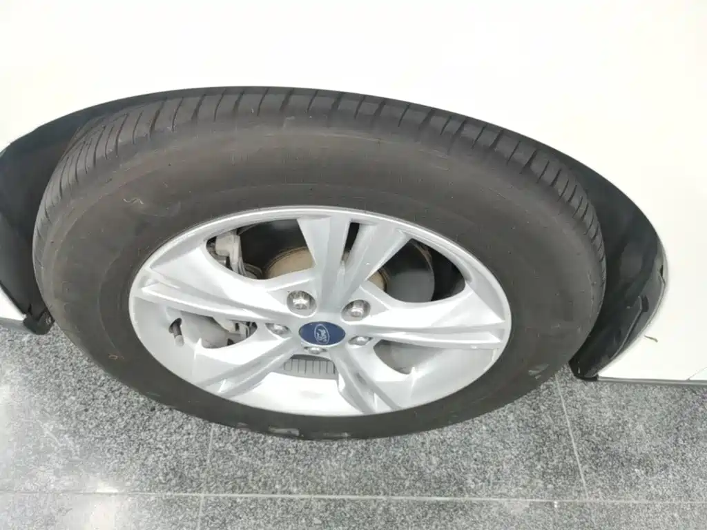 Ford Focus 2015 — фото 23