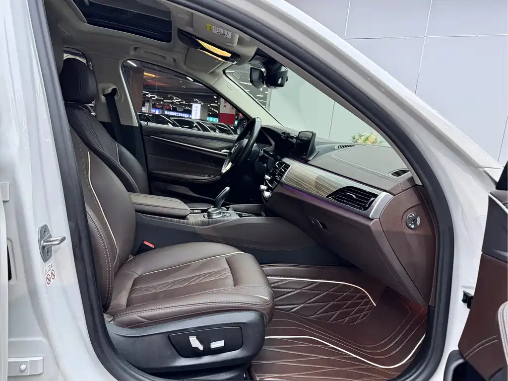 BMW 5 Series New Energy 2020 — фото 24
