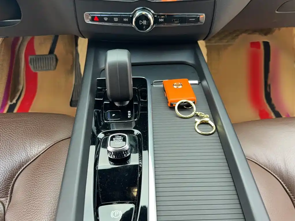 Volvo XC60 2022 — фото 12