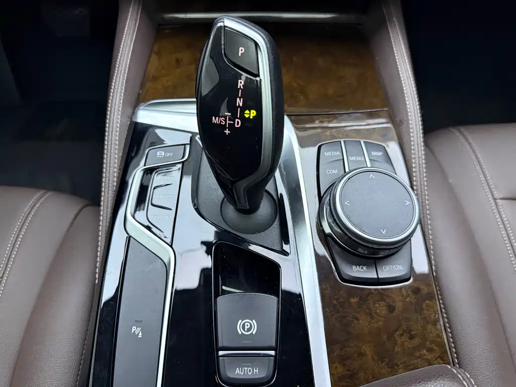 BMW 5 Series 2019 — фото 11