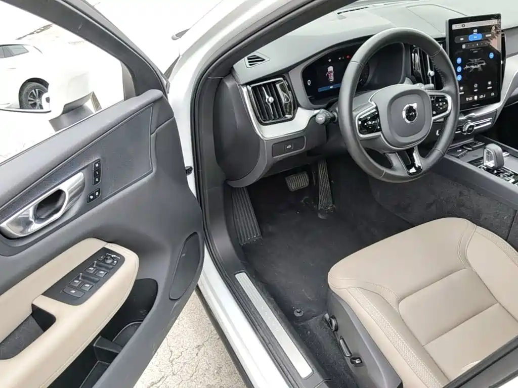 Volvo XC60 2025 — фото 16