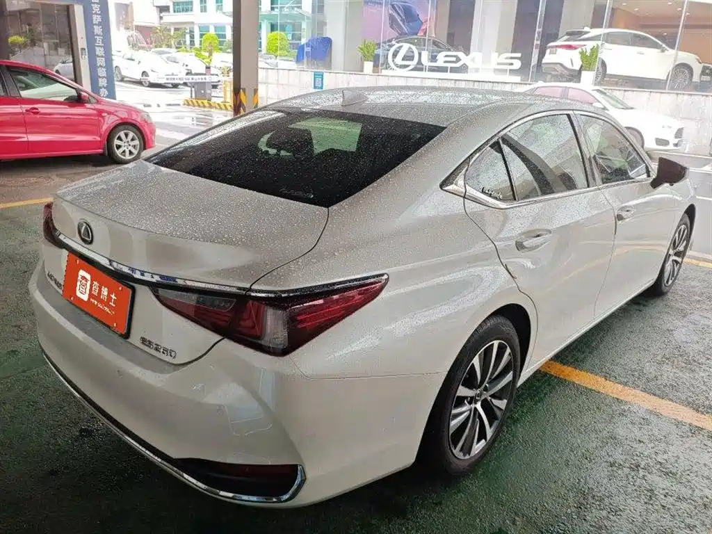 Lexus ES 2019 — фото 13
