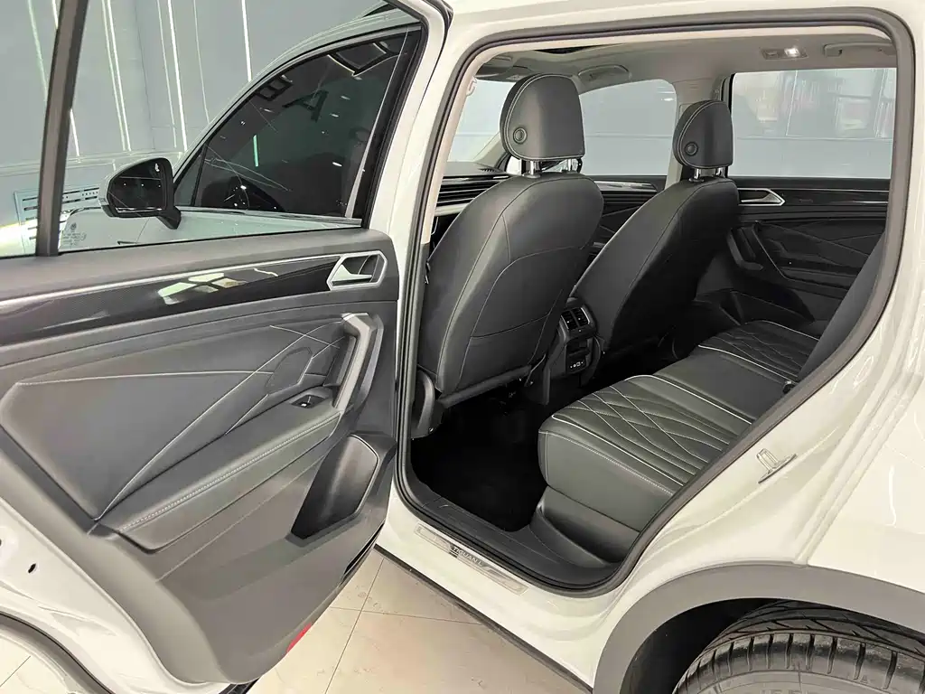 Volkswagen Tiguan L 2023 — фото 13