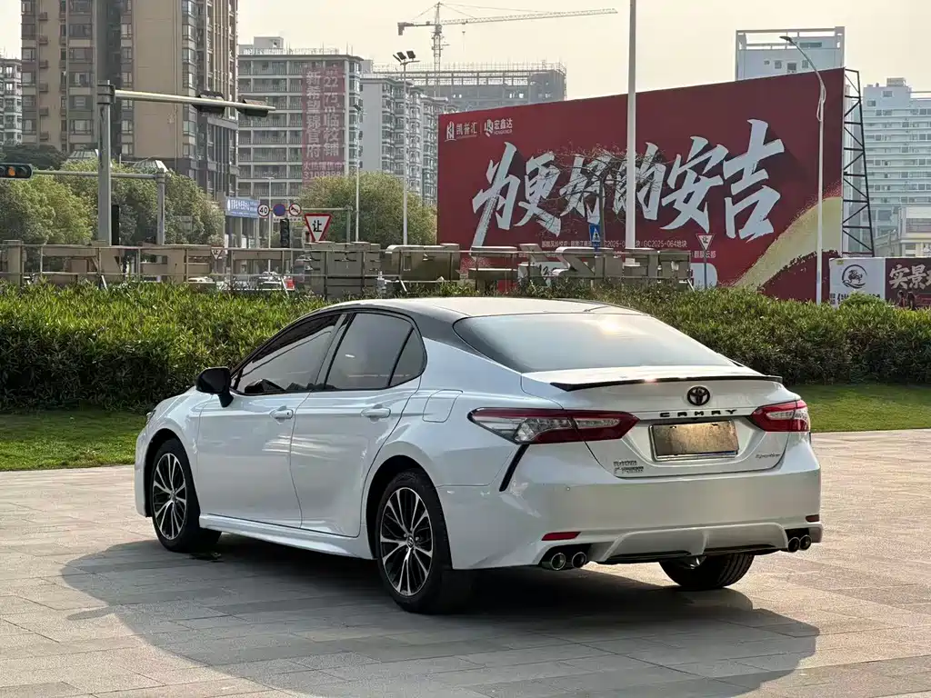 Toyota Camry 2018 — фото 6