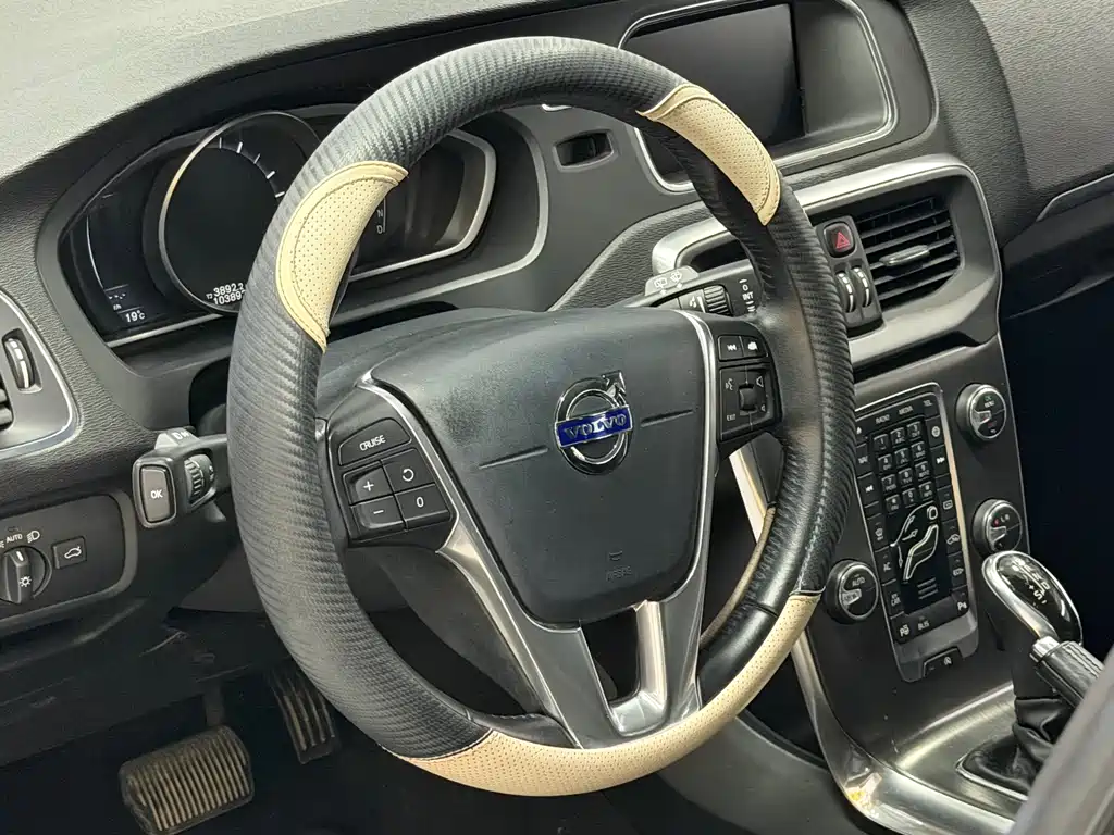 Volvo V40 2016 — фото 14