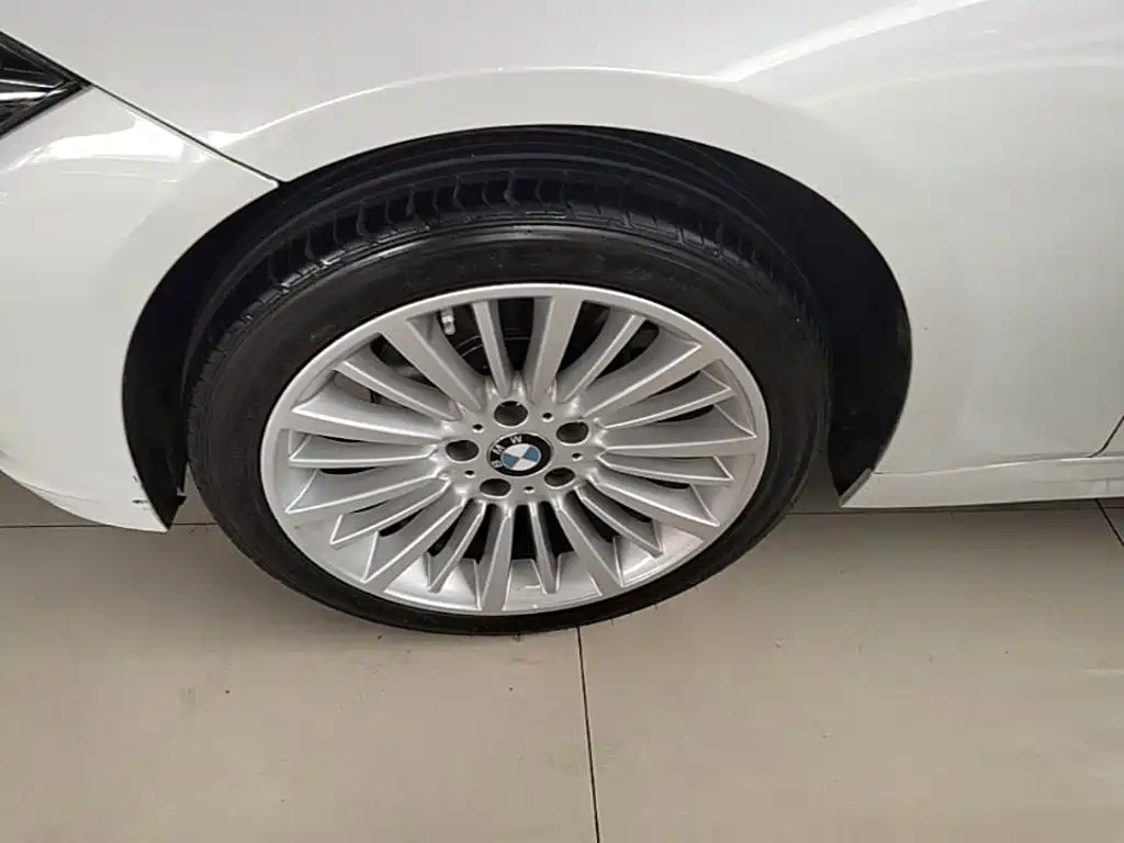 BMW 3 Series 2018 — фото 25