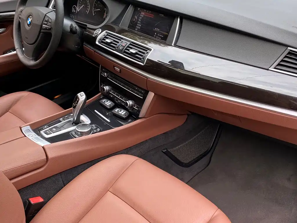 BMW 5 Series GT 2017 — фото 11