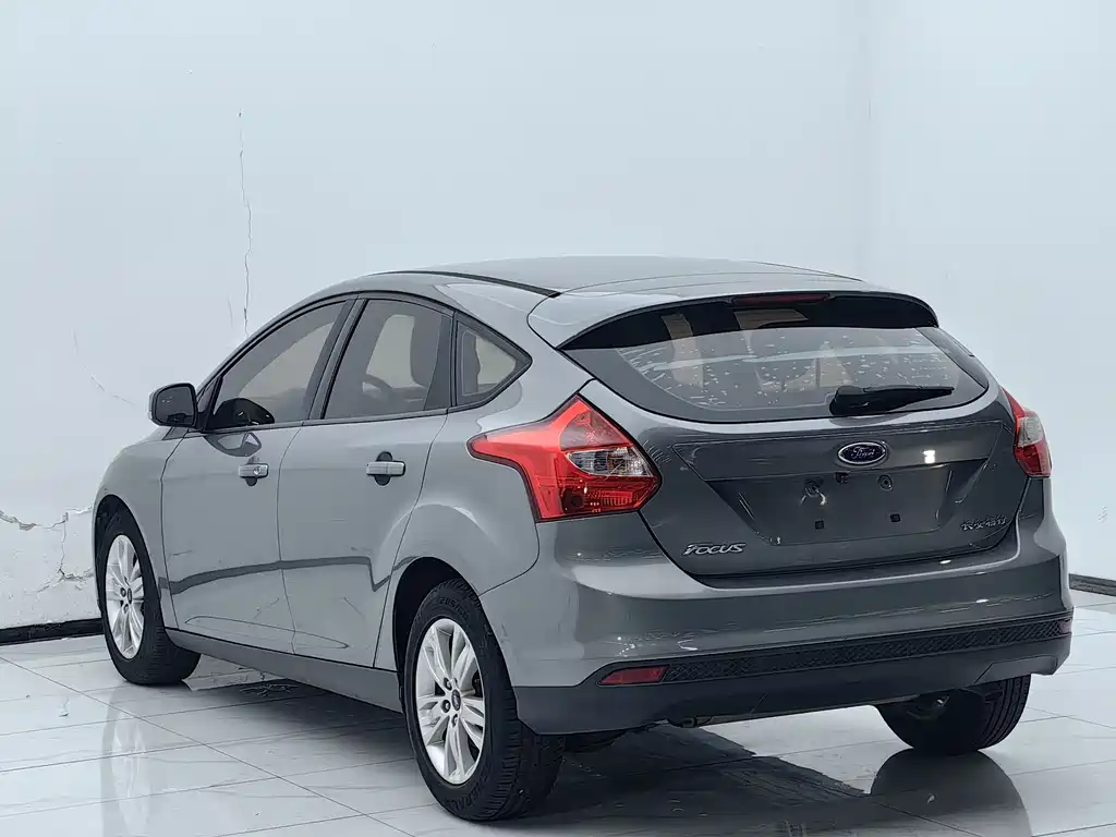 Ford Focus 2014 — фото 16