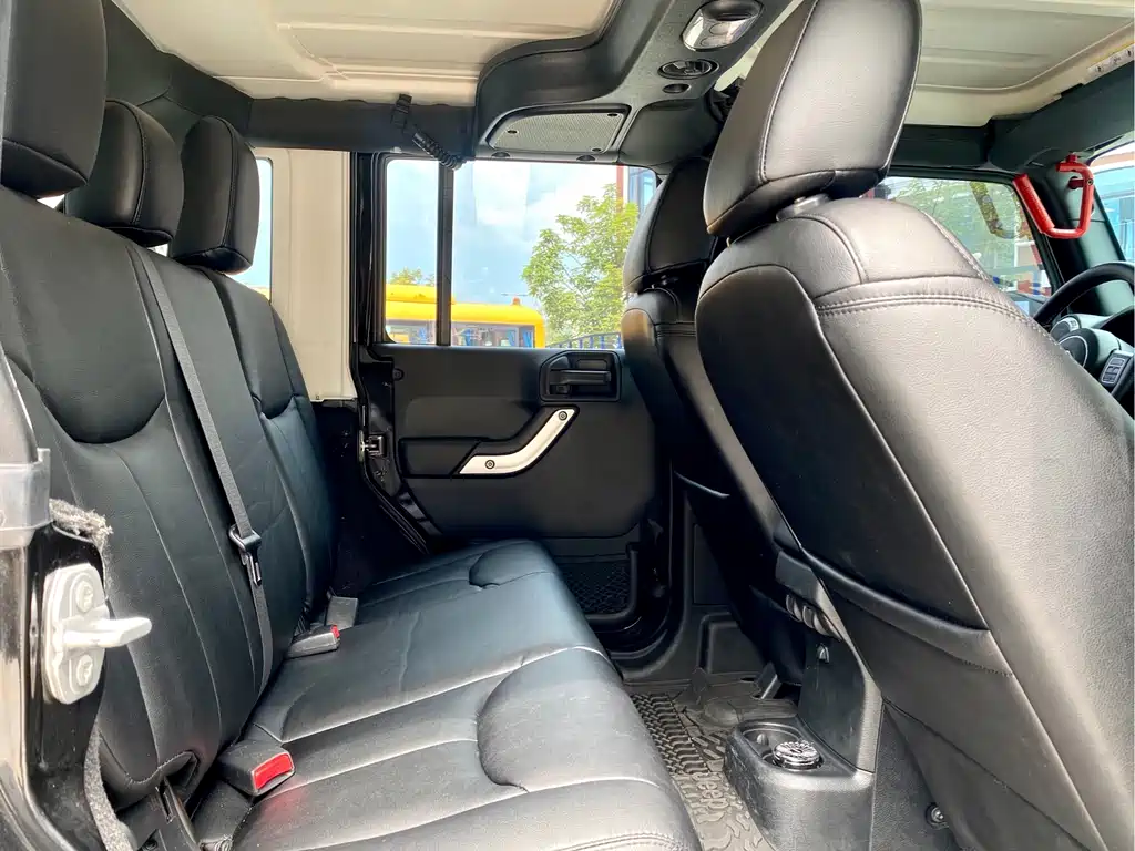Jeep Wrangler 2016 — фото 12