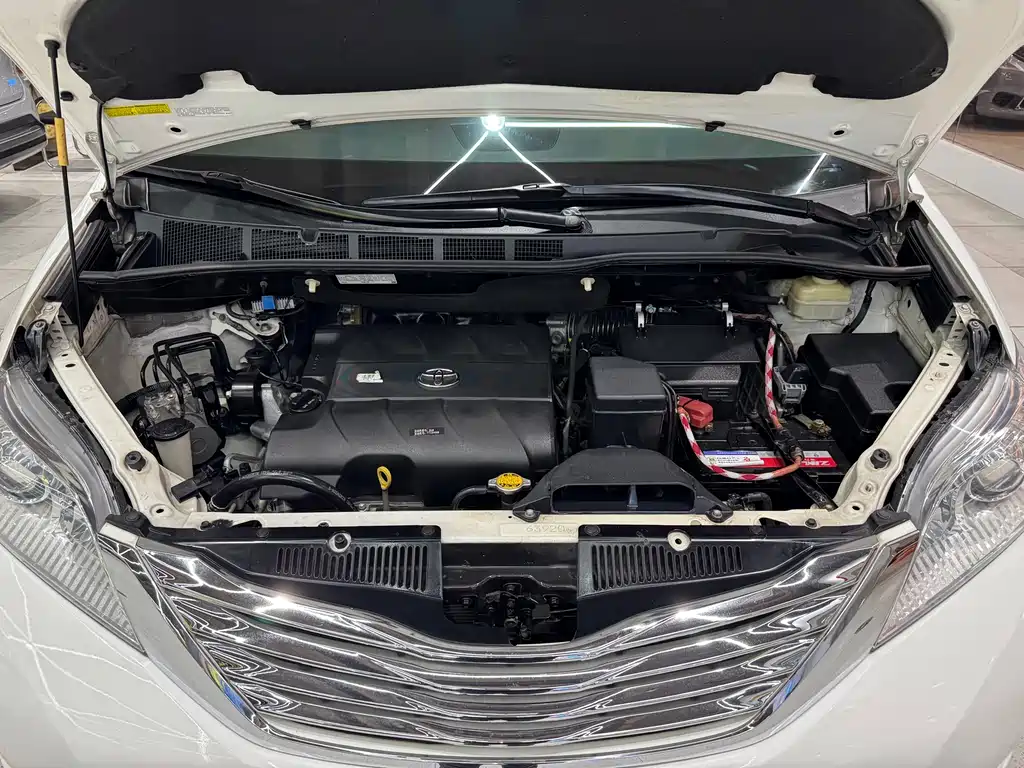Toyota Sienna 2016 — фото 12
