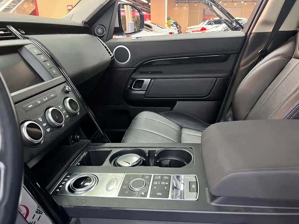 Land Rover Discovery 2018 — фото 9