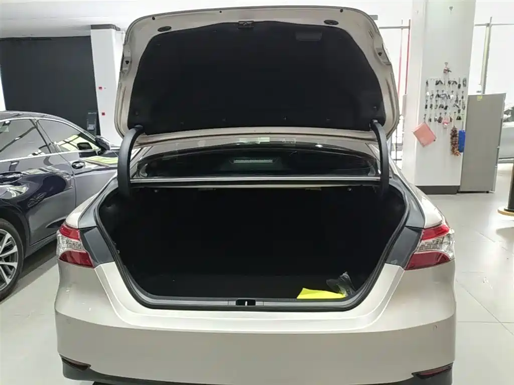 Toyota Camry 2022 — фото 19