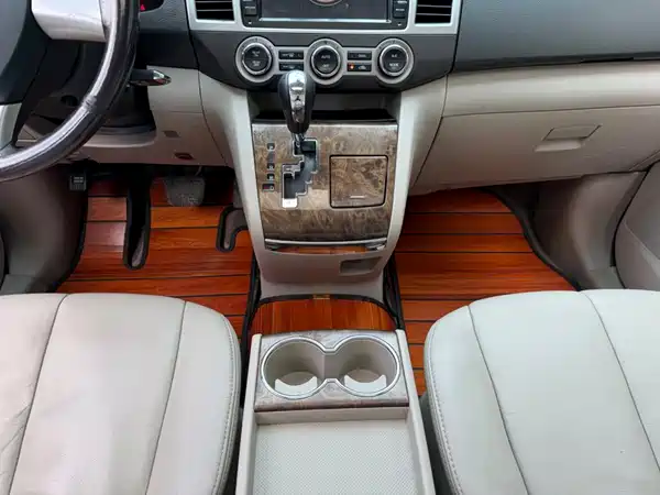 Mazda 8 2012