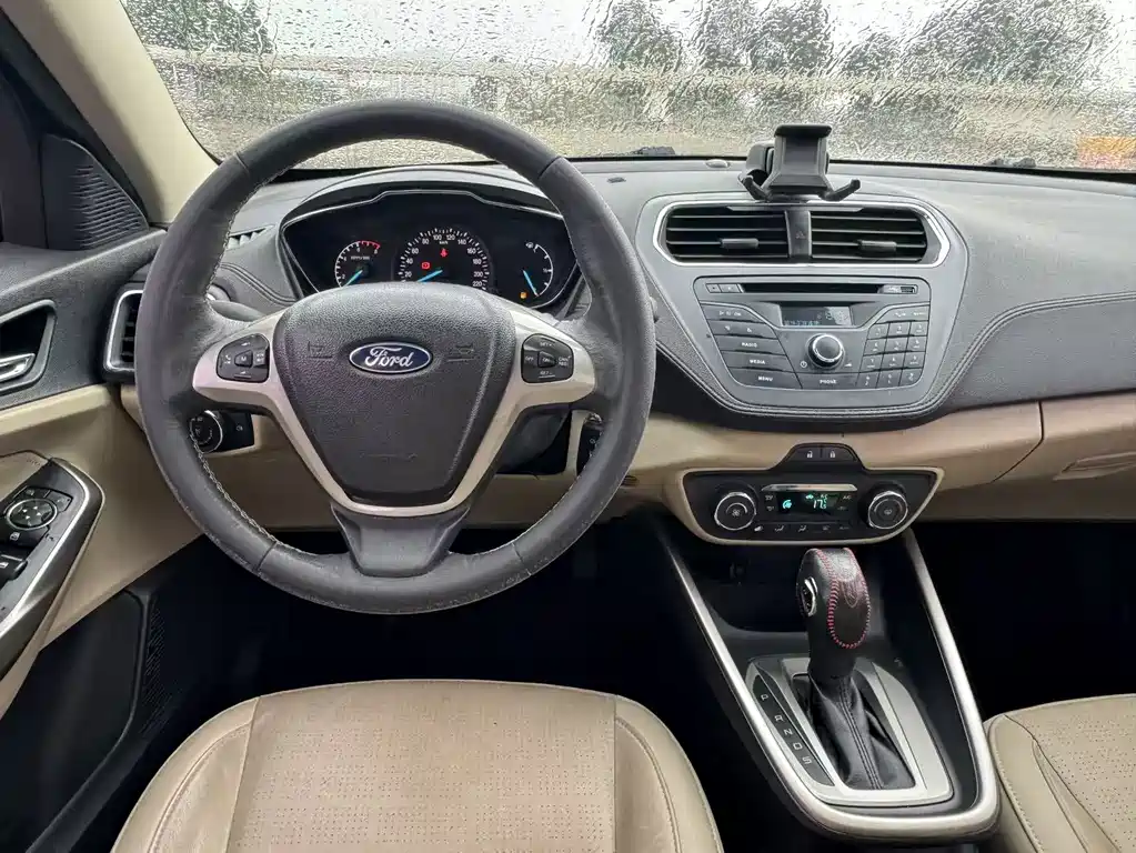 Ford Escort 2017 — фото 14