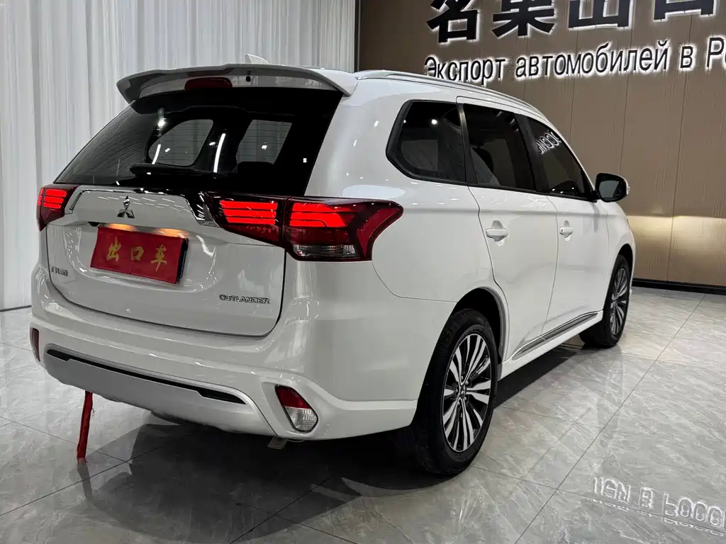 Mitsubishi Outlander 2022 — фото 6