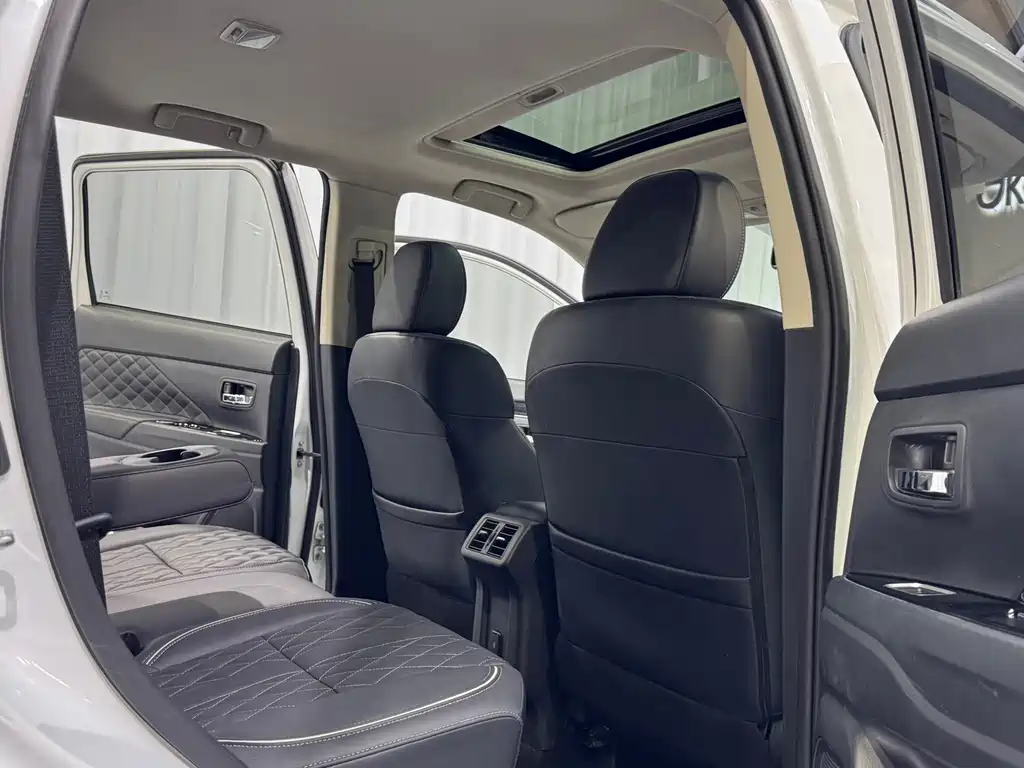 Mitsubishi Outlander 2022 — фото 15