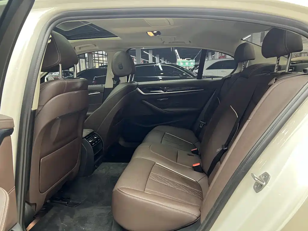 BMW 5 Series 2022 — фото 13