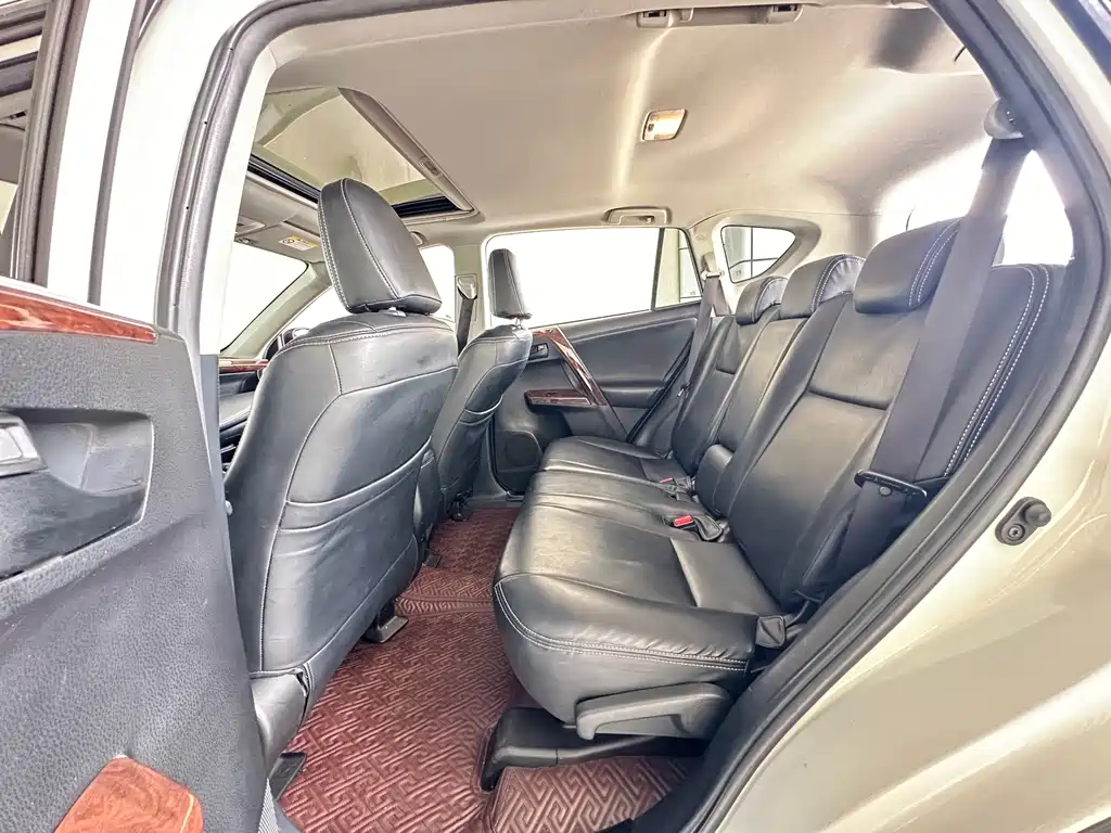 Toyota RAV4 2019 — фото 9