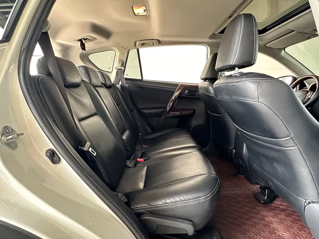 Toyota RAV4 2019 — фото 16