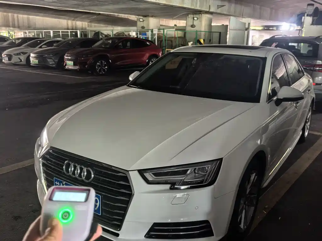 Audi A4L 2018 — фото 1
