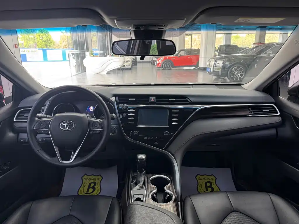 Toyota Camry 2018 — фото 10