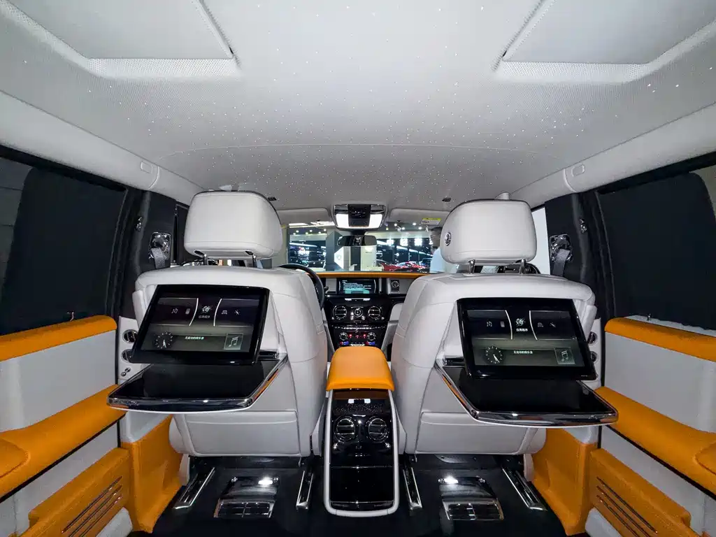 Rolls-Royce Phantom 2023 — фото 18
