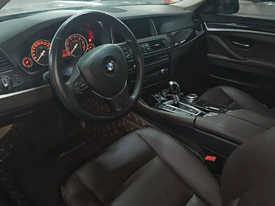BMW 5 Series 2017 — фото 12