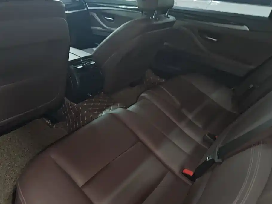 BMW 5 Series 2017 — фото 11