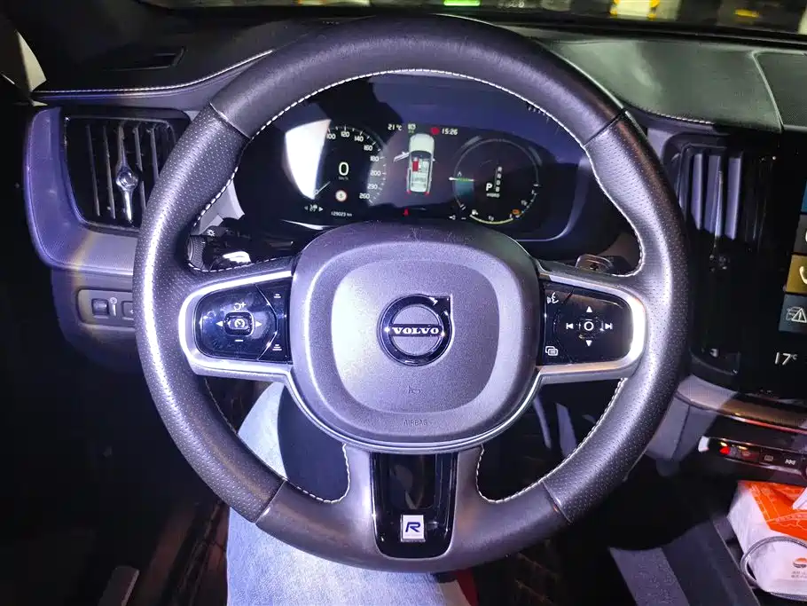 Volvo XC60 PHEV 2018 — фото 15