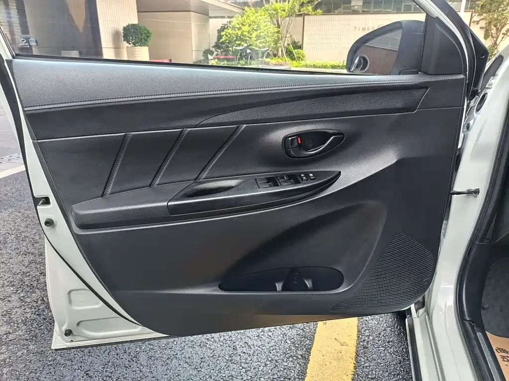 Toyota Yaris L 2020 — фото 12