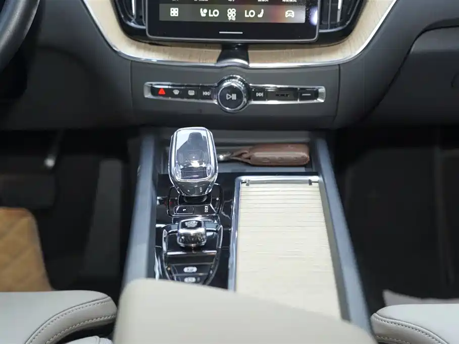 Volvo XC60 2025 — фото 14