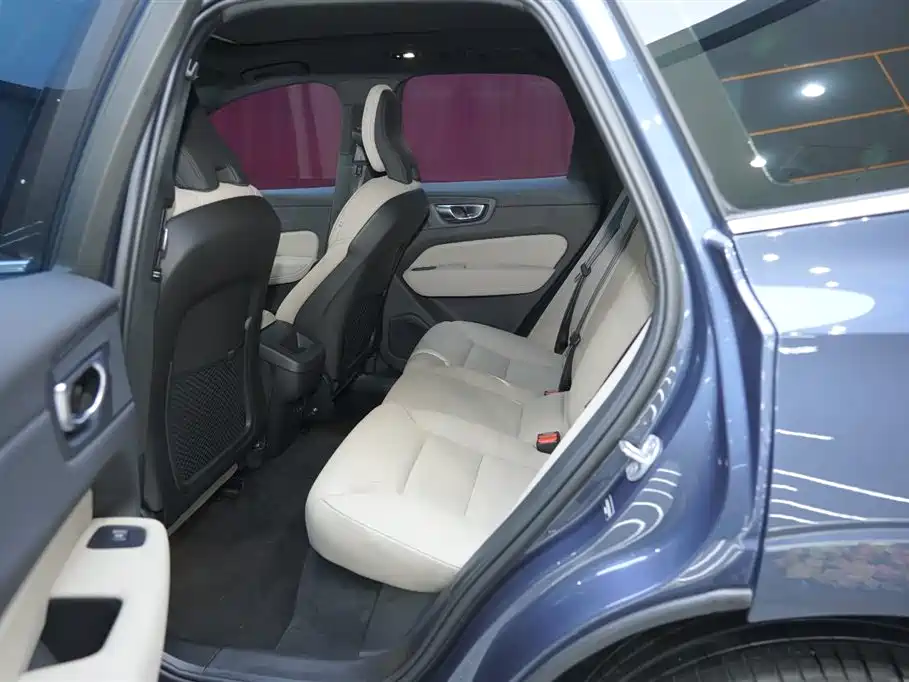 Volvo XC60 2025 — фото 17