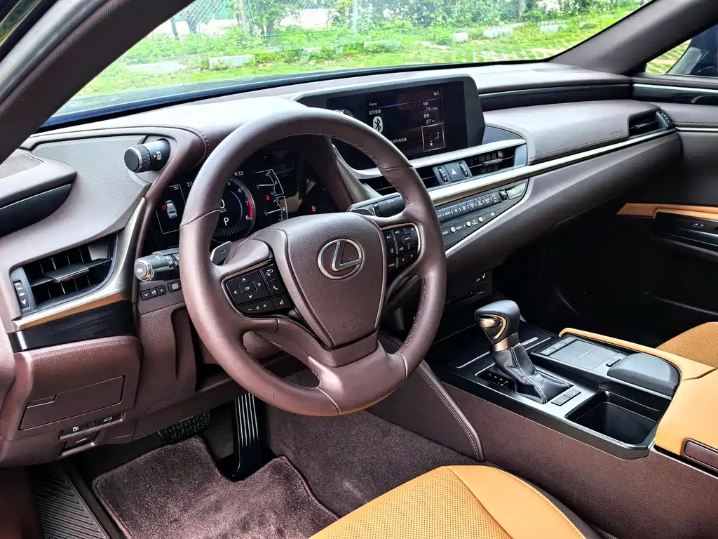 Lexus ES 2020 — фото 11