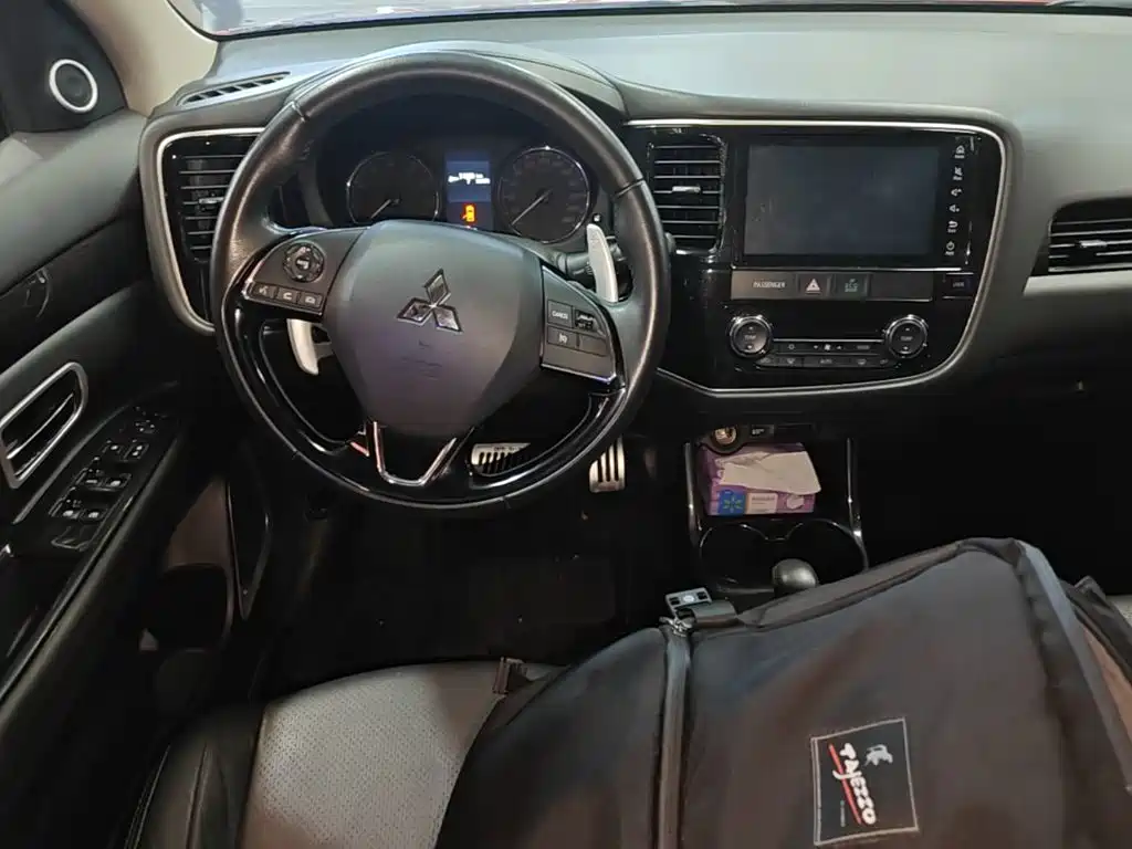 Mitsubishi Outlander 2017 — фото 10